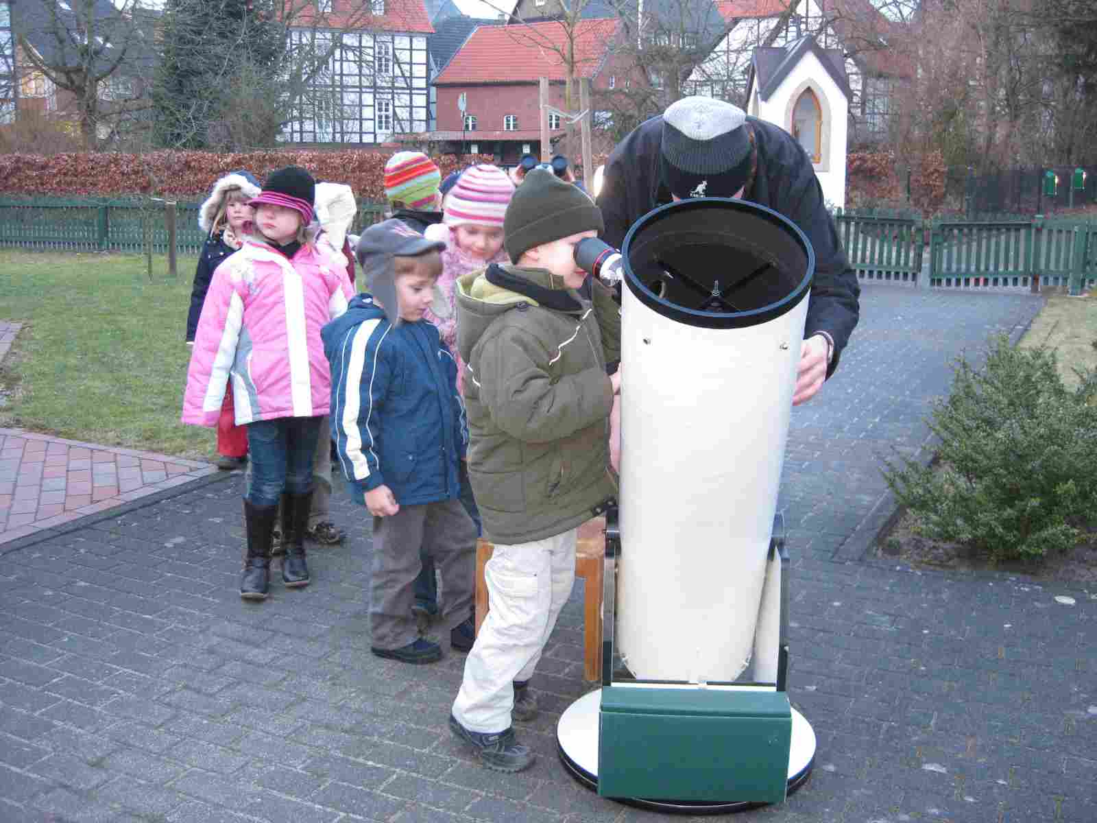 Kinder am Teleskop