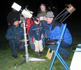 Grundschüler am Teleskop