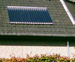 Kollektor auf dem Dach, Rohrleitungen im Dachrinnenfallrohr (rechts)