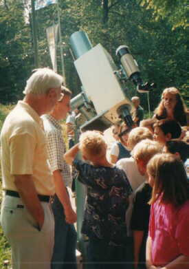 Kindergruppe am Teleskop